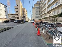 阪急電鉄神戸線「武庫之荘」駅まで徒歩約12分。「ウエルシア尼崎南武庫之荘店」まで徒歩3分などお買い物施設も徒歩圏内に複数あり、毎日の通勤・通学だけでなく、日常のお買い物や、休日のお出かけまで利便性に優