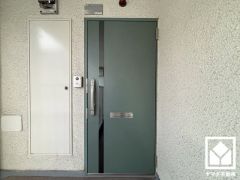 玄関ドアは防犯性の高いダブルロックドアです。