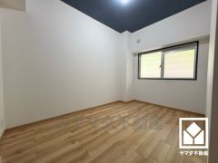 東側洋室です。全居室に窓がございます。明るい陽光がたっぷり差し込む心地よい生活空間です。