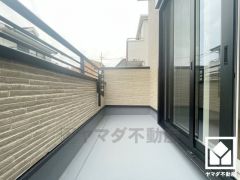 北向きバルコニーで風通し良好。奥行きがあり広々としているため、お洗濯物をたっぷりと干す事ができます。