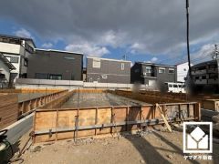 駐車スペースを並列2台分確保。重い荷物や雨の日の移動もスムーズで、快適なカーライフを実現。来客時にも便利です。ご成約でヤマダポイントプレゼント中です。お問合せお待ちしております。