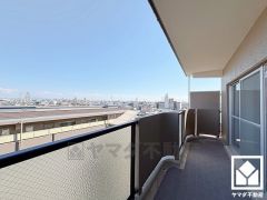 7階建て最上階で見晴らしの良い景色が広がります。開放感あふれる眺望と利便性が融合した住まい──穏やかな毎日をここから。