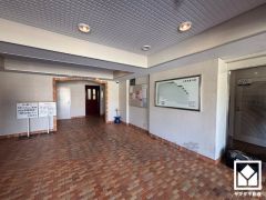 心地よい空間が広がる、清潔で美しいロビー。