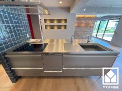 使いやすさとデザイン性を両立。TOYO KITCHEN社製のスタイリッシュなシステムキッチンです。安全性と使いやすさを兼ね備えたIHクッキングヒーターでお手入れもラクラクです。