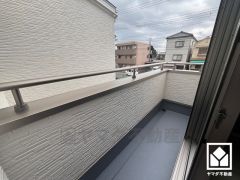 南向きバルコニーで陽当たり、風通し良好。バルコニーが2か所ございますので、お洗濯物をたっぷりと干す事ができます。