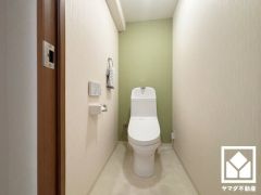 明るく清潔感溢れるトイレです。温水洗浄便座付きで、季節を問わずいつでも温かい便座をお使いいただけます。