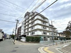 敷地内に駐車場を完備（月額10000円）。重い荷物や雨の日の移動もスムーズで、快適なカーライフを実現。空き状況等は弊社スタッフまでお気軽にお問い合わせください。