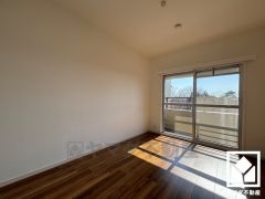 約5.1帖の洋室です。全居室フローリングでお掃除ラクラクです。