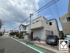 駐車スペース確保。玄関のそばで荷物の上げ下ろしができるので便利です。