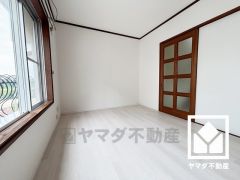 大きな窓からは明るい光が降り注ぎます。独立した居室なのでプライベートな時間をゆったり過ごせそうです。