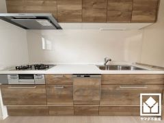 調理に手間がかかりがちな肉や魚を、短時間でサッと焼き上げることができるグリル付き。換気効率が高くお手入れしやすいスリム型のレンジフードも完備。スッキリとしたスタイリッシュなデザインも魅力の一つです。