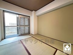 約6帖の南西側和室です。陽光がたっぷり差し込む洗練された和の空間。温かみのある畳のスッキリとしたデザインが、暮らしを心地よく彩ります。