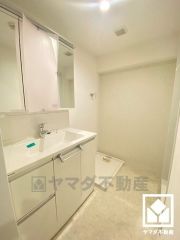 収納豊富でスッキリお使い頂ける3面鏡の洗面台です。洗面ボウルが広めなので、忙しい朝でも身支度がしやすく時短になります。
