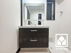 収納付きでスッキリお使い頂ける3面鏡の洗面台です。洗面ボウルが広めなので、忙しい朝でも身支度がしやすく時短になります。