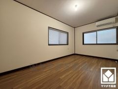 約7.5帖の3階洋室です。2面採光の大きな窓からは明るい光が降り注ぎます。柔らかな光が差し込むお部屋で、快適で落ち着いた生活をお送りいただけます。