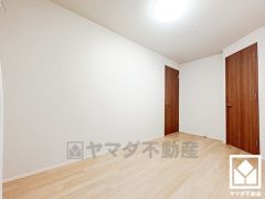 約6.5帖の洋室です。ウォークインクローゼット付きのお部屋で整理整頓しやすいです。