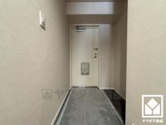 白を基調とした明るい玄関で、毎日を爽やかにスタート。広々とした開放感と清潔感あふれる空間が、訪れる人々を温かく迎えます。