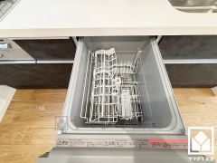 毎日の家事の負担を軽減でき、水道代の節約にもなる食器洗乾燥機付き。