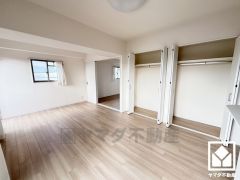 リビングにも大きなクローゼットが2か所あり、住空間を広々お使いいただけます。