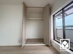 新たに家具を買わなくても良いので、ハンガーパイプ付きのクローゼットは嬉しいですね。