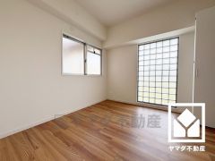 ガラスブロックのあるデザイン性の高い洋室で、リラックスしたひとときを過ごせます。