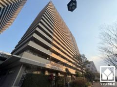 すべり台やブランコなどの遊具や、ゆったりとした広場が整備された「潮江緑遊公園」が徒歩4分ほどの距離にあり、子育て世帯の方にもお勧めです。