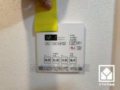 浴室暖房乾燥機付き。真冬の寒い浴室を暖かく、また雨の日の洗濯物の乾燥にと多用途に活躍する機能です。