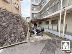 屋根付きのバイク置場なので、雨や風、直射日光からお乗り物を守ることができます。