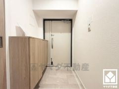 白を基調とした明るい玄関です。シューズボックス付きで、家族の靴もしっかり収納。玄関がいつも片付き、気持ちよくお客様を迎えられます。