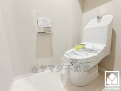 明るく清潔感溢れるトイレです。トイレットペーパーのストックや消耗品置き場などとしてお使いいただける吊戸棚がございます。