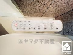 温水洗浄便座付きで、季節を問わずいつでも温かい便座をお使いいただけます。