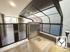 エントランスには集合ポストが備わっています。屋根付きなので安心です。