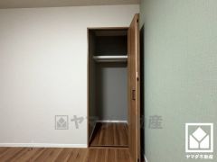 クローゼットは奥行きがあるので、収納力も申し分ありません。