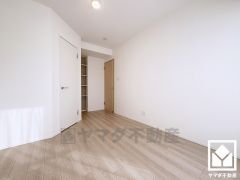 約5.5帖の洋室です。おしゃれなインテリアが映えるデザイン性の高い洋室で、リラックスしたひとときを過ごせます。