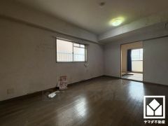 シンプルで美しいデザインのリビングが、毎日の生活に彩りを添える。（リフォーム前の写真となります。2025年10月24日フルリフォーム済）