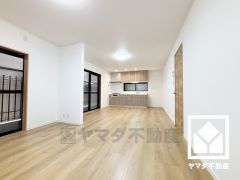 広々17帖のLDKが魅力。家族全員がリラックスできる、ゆったりとした快適リビングで温かい団らんの時間を。