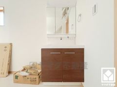 収納付きでスッキリお使い頂ける3面鏡の洗面台です。洗面ボウルが広めなので、忙しい朝でも身支度がしやすく時短になります。