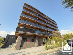 トイレットペーパーのストックや消耗品置き場などとしてお使いいただける吊戸棚もございます。