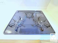 家族のごはん作りがはかどる。同時調理ができる3口コンロ付き。