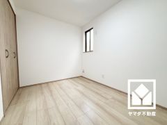 約4.68帖の1階洋室です。全居室に窓がございます。明るい陽光がたっぷり差し込む心地よい生活空間です。