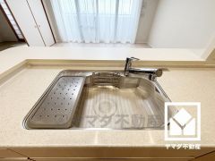 清潔感あふれるシンクで、毎日を気持ちよくスタート。浄水器内蔵シャワー水栓なので洗い物がしやすく、いつでも安心・安全な水をお使いいただけます。