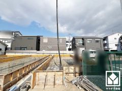 キッチンはカウンター付きの対面式。配膳や片付けがしやすく、お料理中でもお子様の様子が分かって安心です。窓がございますので、昼間は手元が明るく、お料理がはかどります。