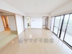 約6帖の引き戸の和室が隣接しており開放感があります。一体利用も可能です。