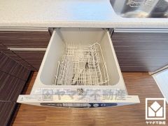 毎日の家事の負担を軽減でき、水道代の節約にもなる食器洗乾燥機付き。