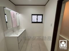 収納付きでスッキリお使い頂ける洗面台です。洗面ボウルが広めなので、忙しい朝でも身支度がしやすく時短になります。