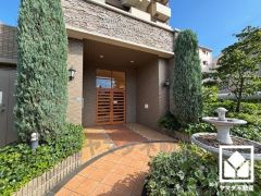 緑に囲まれたエントランスが、都心の喧騒を忘れさせる。自然と調和する、美しい迎賓空間。