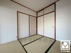 約4.5帖の和室です。畳の香りに包まれる、心落ち着く和の空間。忙しい日常の中で、ほっと一息つける癒しの住まい。