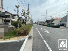 前面道路幅員約26.8mとゆったりとした広さがあるのでファミリーカー等の車の出入りも楽にできます。
