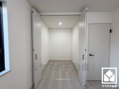 収納力豊富なウォークインクローゼット付き。お洋服はもちろん季節の荷物、趣味の道具や日用品のストックなども収納可能。