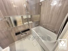 1日の疲れを癒す浴室でゆったりリフレッシュ。清潔感あふれる空間で、毎日のバスタイムをより快適に。